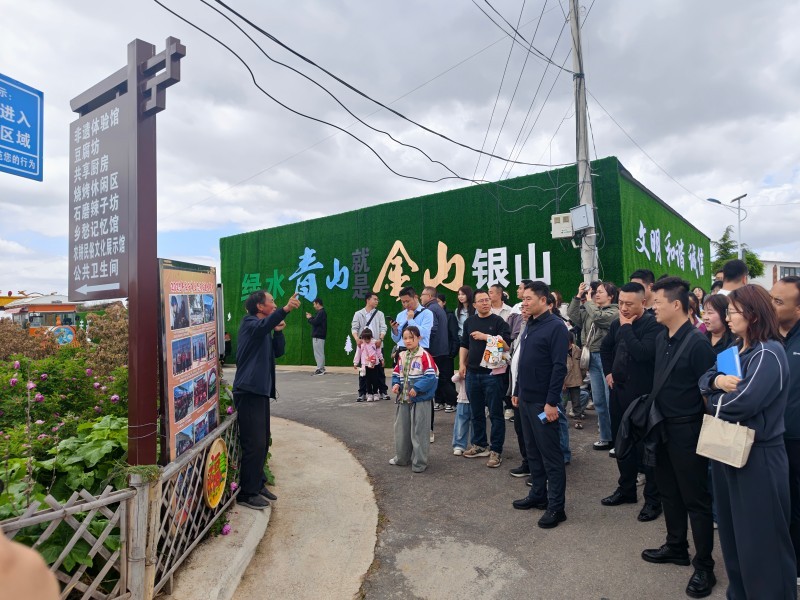 恒達(dá)檢測(cè)、信合設(shè)計(jì)赴環(huán)縣莊子峁聯(lián)合開(kāi)展“學(xué)習(xí)勞模榜樣 深耕崗位匠心” 參觀學(xué)習(xí)實(shí)踐活動(dòng)